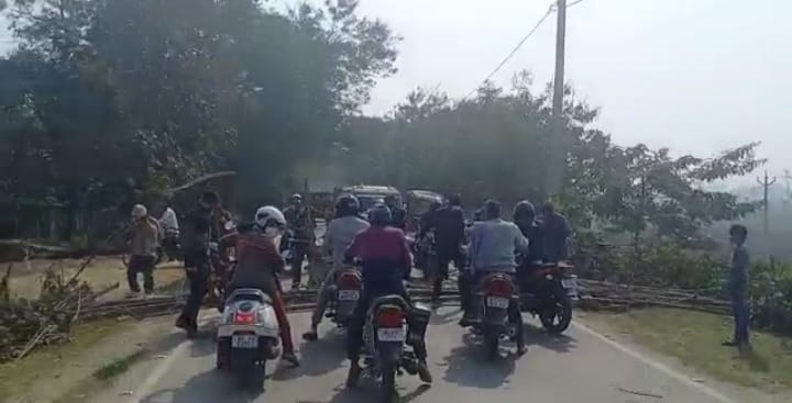 अमरपुर व बभनगामा के किसानो ने खाद की कालाबाजारी व किल्लत के विरोध में 14 नम्बर सड़क को किया घँटों जाम,खाद के अभाव में खराब हो रही फसलें ।। Inquilabindia 2 IMG 20220122 WA0001