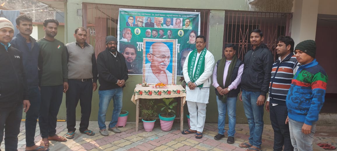 राजद के.प्रदेश महासचिव के नेतृत्व मे राजद कार्यकर्ताओं ने राष्ट्रपति महात्मा गांधी का 73 वां शहादत दिवस मनाए।। 1 IMG 20220131 WA0003
