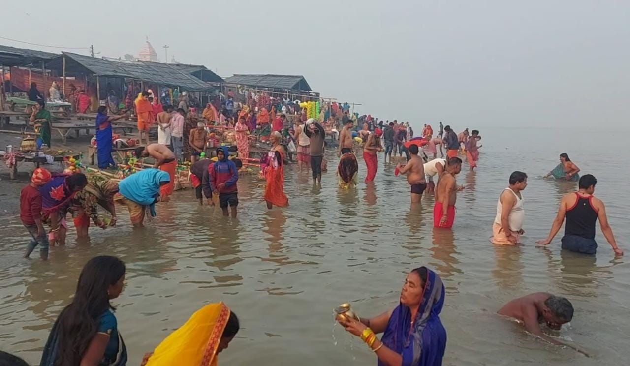 सुलतानगंज के अजगैबीनाथ धाम मे मोनी अमावस्या के दिन हजारों मिथलांचल के कांवडिया ने गंगा स्नान कर पैदल बैधनाथ धाम के लिए रवाना हुए।। 1 IMG 20220131 WA0011