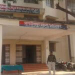 थाने में लगे जनता दरबार में पीड़ित वृद्ध ने थानेदार के विरुद्ध जमकर किया विरोध लगाए कई आरोप।। Inquilabindia