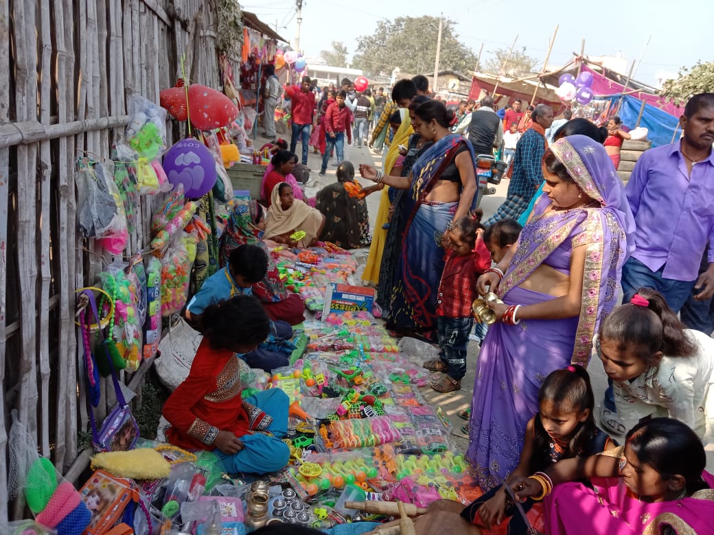 अगुवानी गंगा घाट पर गंगा स्नान कर माघी पूर्णिमा मेला देखने पहुंचे लाखों श्रद्धालुगण 2 IMG 20220217 WA0014 1