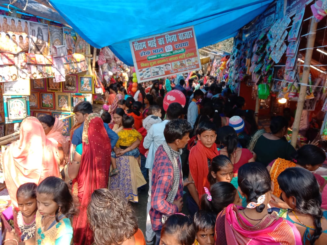 अगुवानी गंगा घाट पर गंगा स्नान कर माघी पूर्णिमा मेला देखने पहुंचे लाखों श्रद्धालुगण 10 IMG 20220217 WA0016