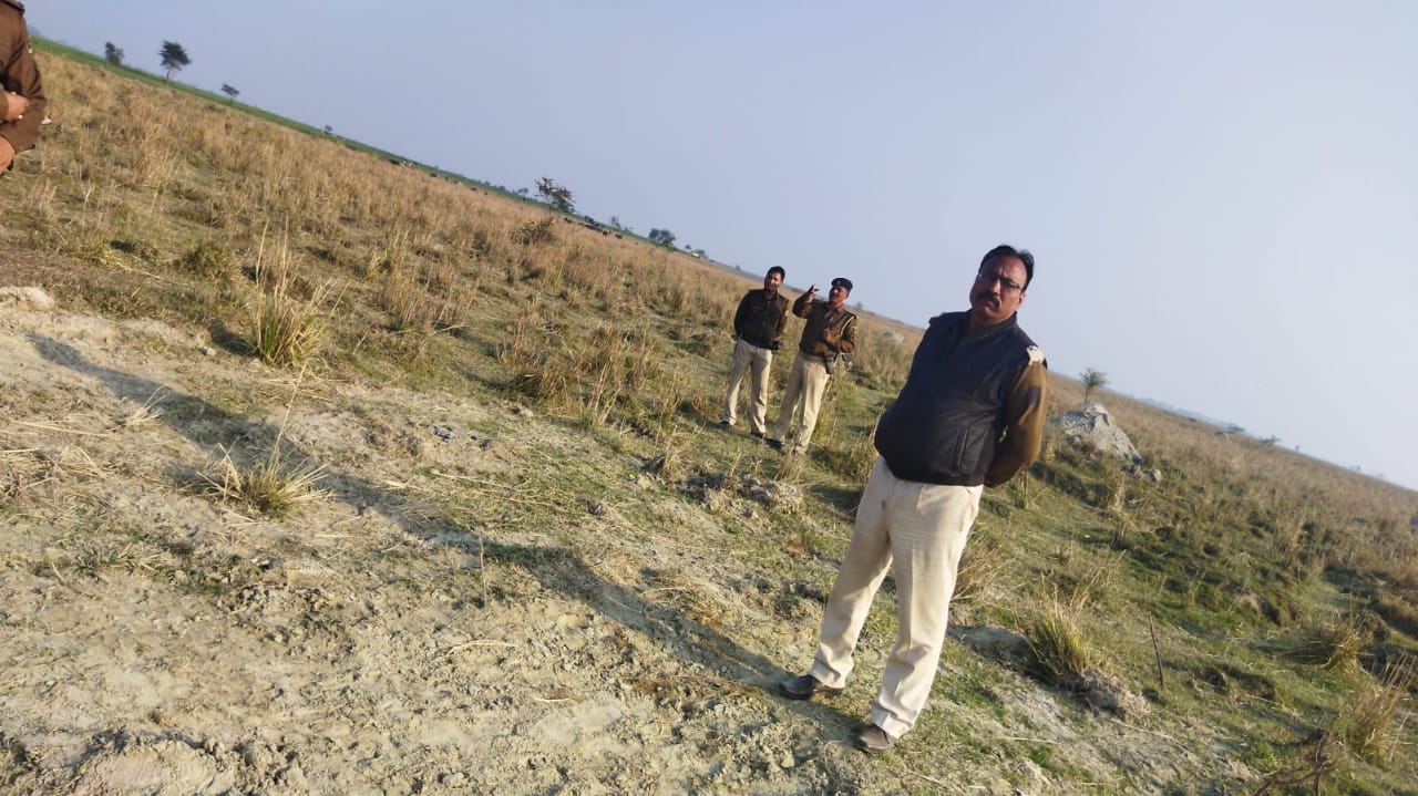 कोसी नदी किनारे अवैध खनन की सूचना पर अपराधियों के धड़-पकड़ के लिए बिहपुर सर्किल इंस्पेक्टर के नेतृत्व में की गई छापेमारी।। Inquilabindia IMG 20220217 WA0020