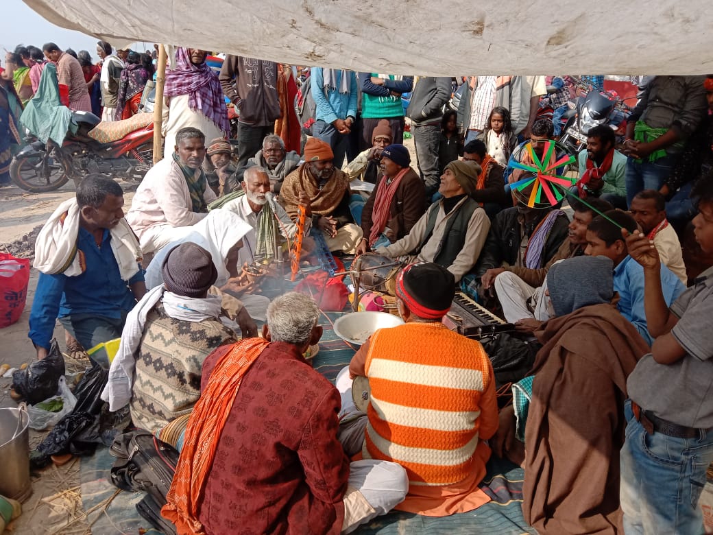 अगुवानी गंगा घाट पर गंगा स्नान कर माघी पूर्णिमा मेला देखने पहुंचे लाखों श्रद्धालुगण 7 IMG 20220217 WA0026 1