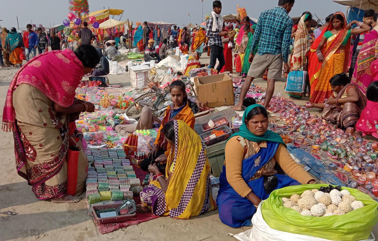 अगुवानी गंगा घाट पर गंगा स्नान कर माघी पूर्णिमा मेला देखने पहुंचे लाखों श्रद्धालुगण 8 IMG 20220217 WA0031