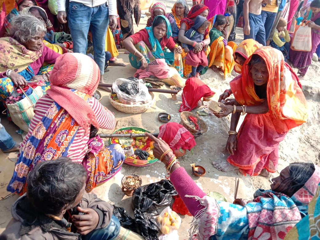 अगुवानी गंगा घाट पर गंगा स्नान कर माघी पूर्णिमा मेला देखने पहुंचे लाखों श्रद्धालुगण 4 IMG 20220217 WA0037