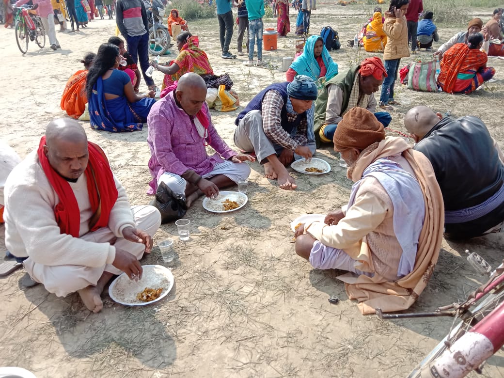 अगुवानी गंगा घाट पर गंगा स्नान कर माघी पूर्णिमा मेला देखने पहुंचे लाखों श्रद्धालुगण 9 IMG 20220217 WA0039