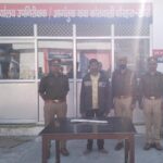 थाना धौरहरा पुलिस द्वारा, अवैध तमंचा व कारतूस सहित हिस्ट्रीशीटर अभियुक्त कमाल पुत्र अब्दुल्ला को गिरफ्तार किया गया ।