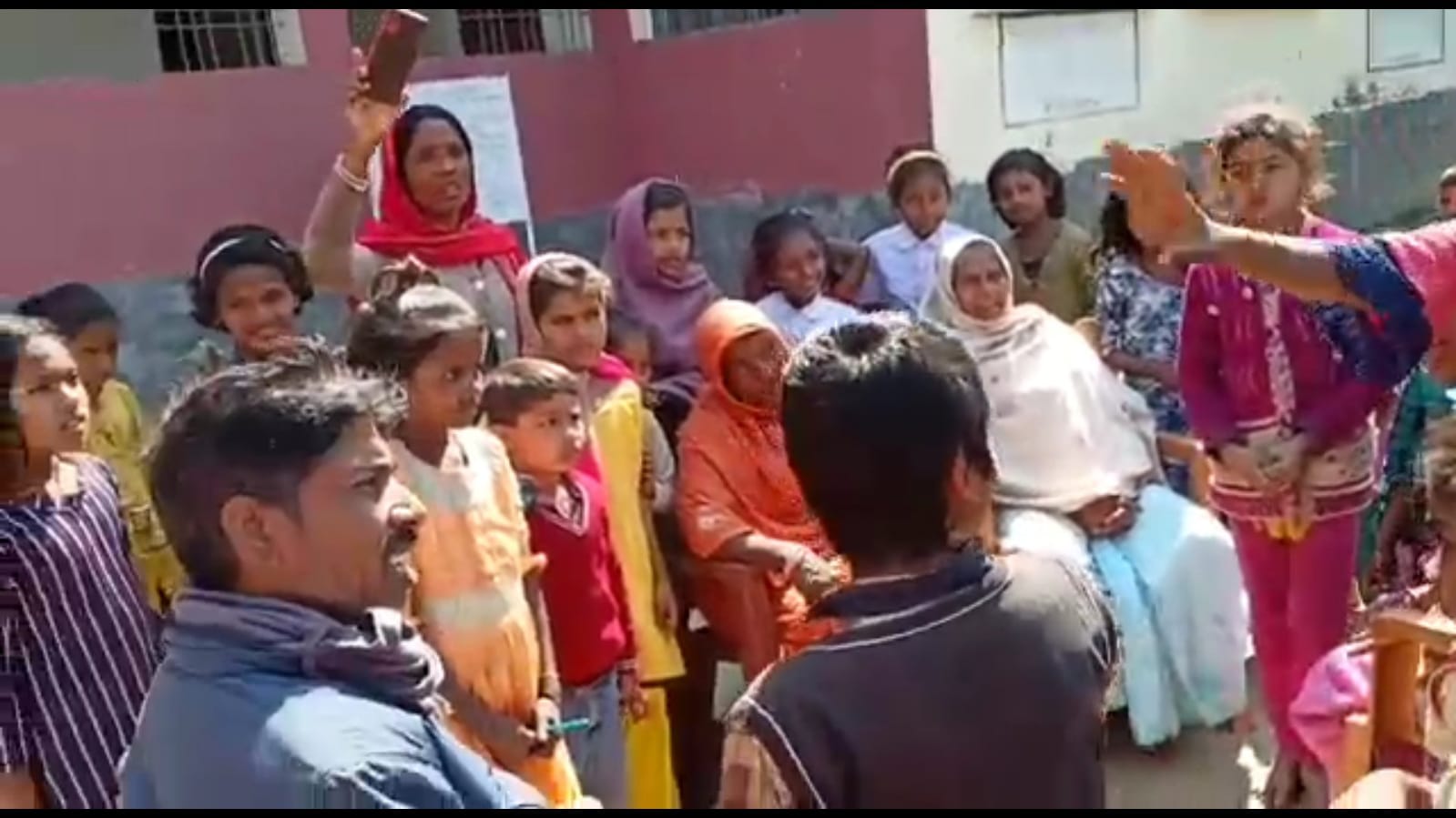 जांच करने के दौरान थप्पड़बाजी देख पदाधिकारी के उड़े होश, होगी कारवाई 3 IMG 20220220 WA0005 2