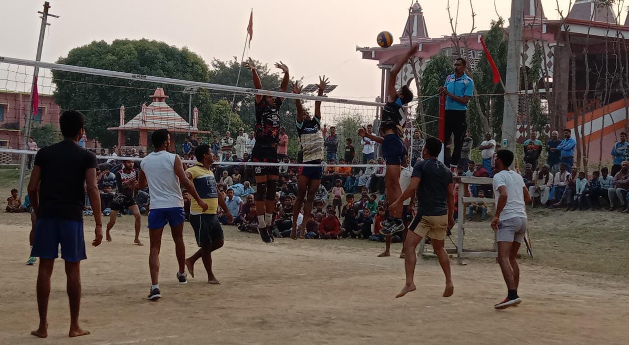 मां भगवती मंदिर के प्रांगण में राज्यस्तरीय वाॅलीबाॅल टुन्नामेंट का खेल हुआ प्रारंभ 2 IMG 20220225 WA0029