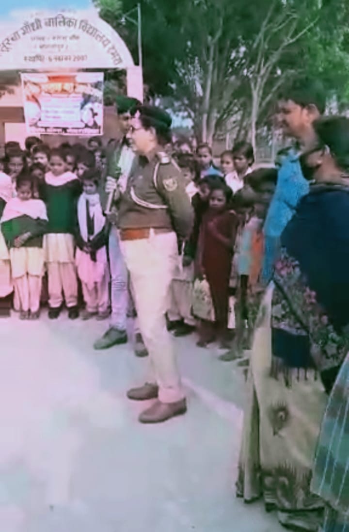 पुलिस सप्ताह आयोजित कर गुड-टच, बैड-टच की छात्राओं को दी गई जानकारी ।। Inquilabindia 1 IMG 20220227 WA0006