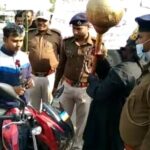 बिहार पुलिस सप्ताह समारोह खरीक पुलिस ने बाइक सवारों से हेलमेट लगाने की अपील कीकहा। ठहरिए, आज फाइन नहीं लेंगे, लेकिन खुद की सुरक्षा के लिए गुलाब तो स्वीकार कीजिए
