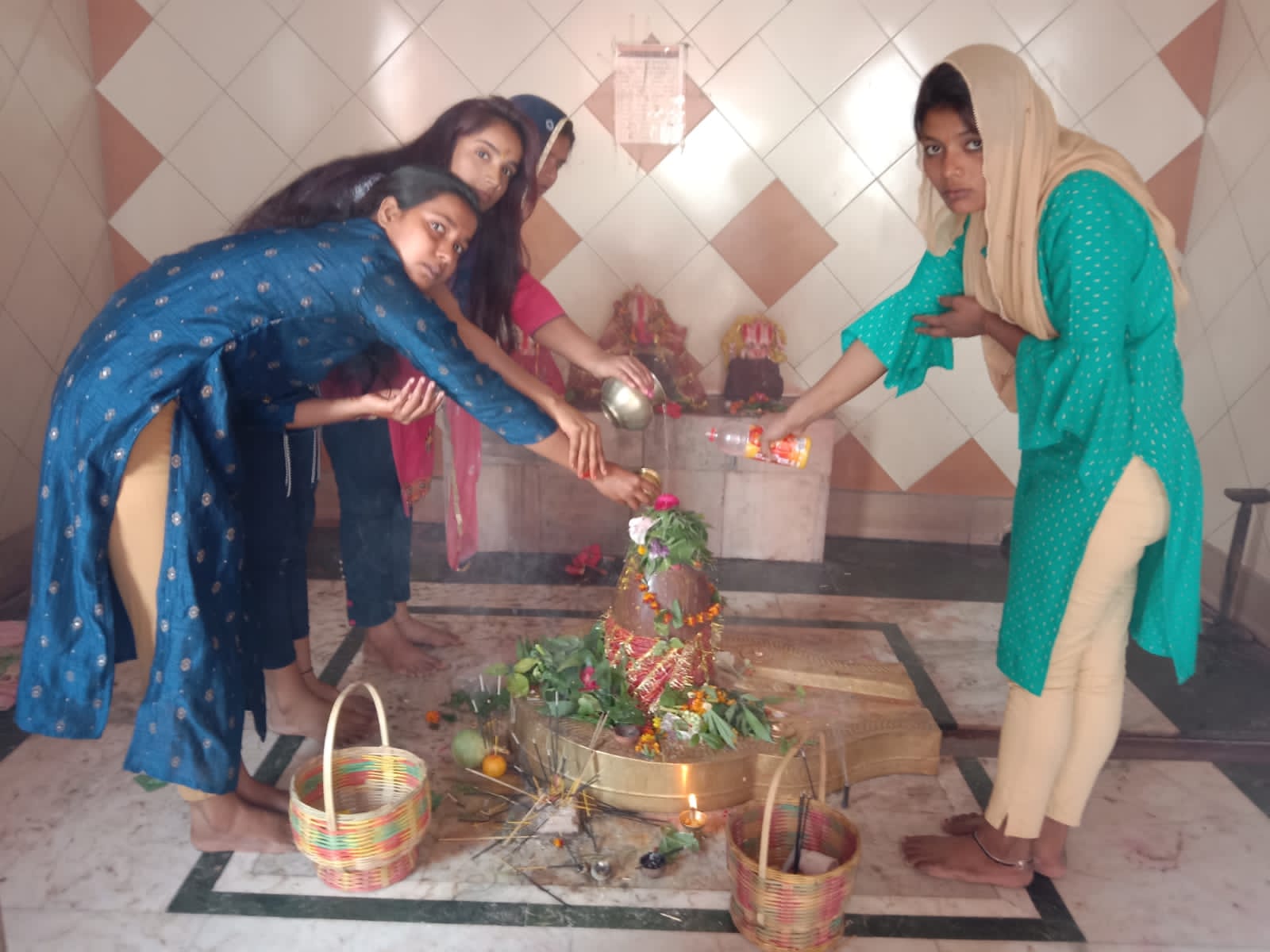 शिव विवाह पर निकली भव्य झांकी के साथ, मंदिरों में उमड़ी श्रद्धालुओं की भीड़ 3 IMG 20220301 WA0017