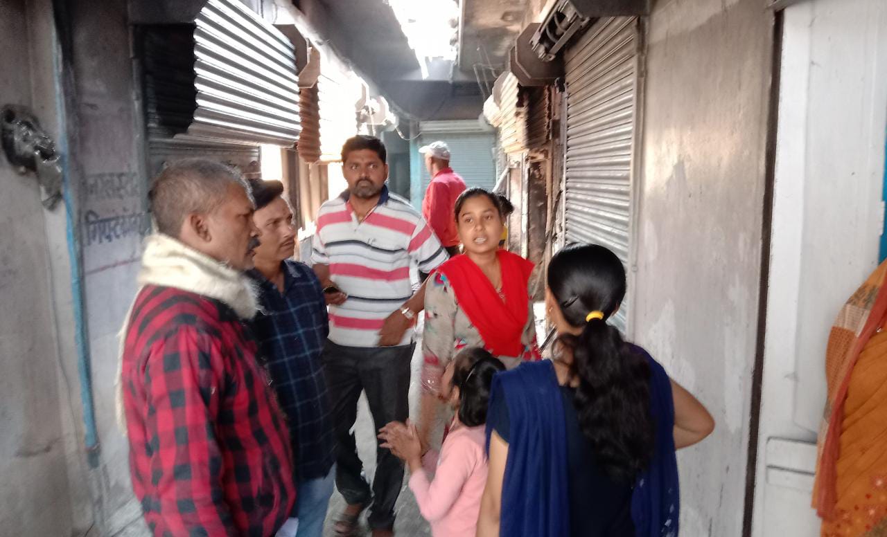 दुकान में अचानक आग लगने से बाजार में बनी अफरा-तफरी का माहौल 2 IMG 20220302 WA0007