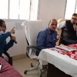विभिन्न मुद्दों को लेकर प्रतिनिधि और पदाधिकारियों के बीच चली बहस