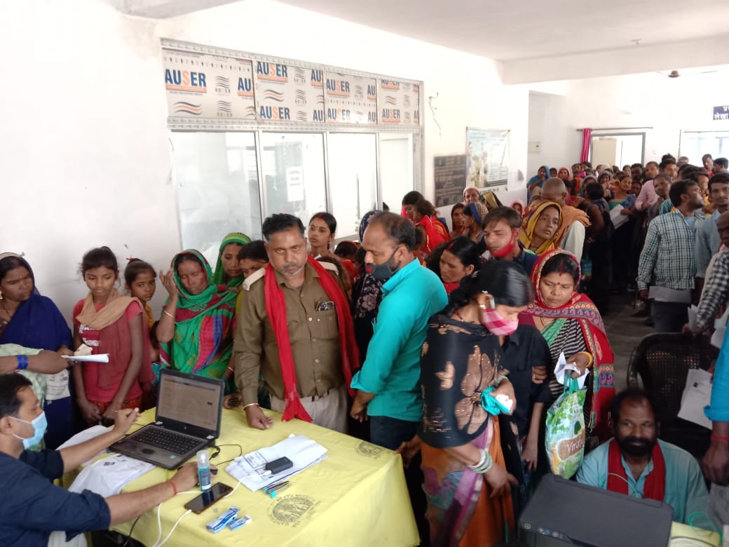 सीएचसी परिसर में यु.डी.आई. डी कार्ड बनवाने को लेकर उमड़ी दिव्यांगो की भीड़ 4 IMG 20220306 WA0004