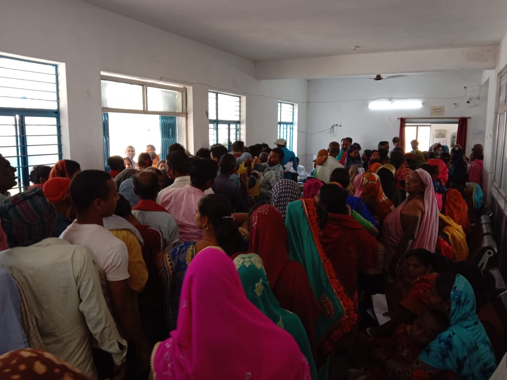 सीएचसी परिसर में यु.डी.आई. डी कार्ड बनवाने को लेकर उमड़ी दिव्यांगो की भीड़ 2 IMG 20220306 WA0006