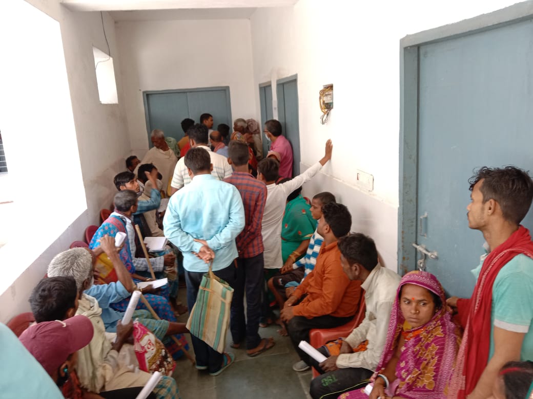 सीएचसी परिसर में यु.डी.आई. डी कार्ड बनवाने को लेकर उमड़ी दिव्यांगो की भीड़ 7 IMG 20220306 WA0007