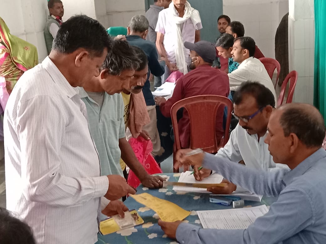 सीएचसी परिसर में यु.डी.आई. डी कार्ड बनवाने को लेकर उमड़ी दिव्यांगो की भीड़ 3 IMG 20220306 WA0008 1