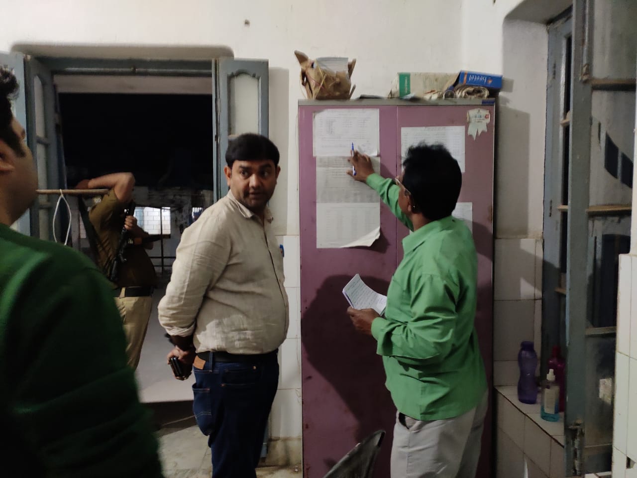 अस्पताल में औचक निरीक्षण करने पहुंचे एस.डी.ओ,मचा हड़कंप 3 IMG 20220307 WA0001