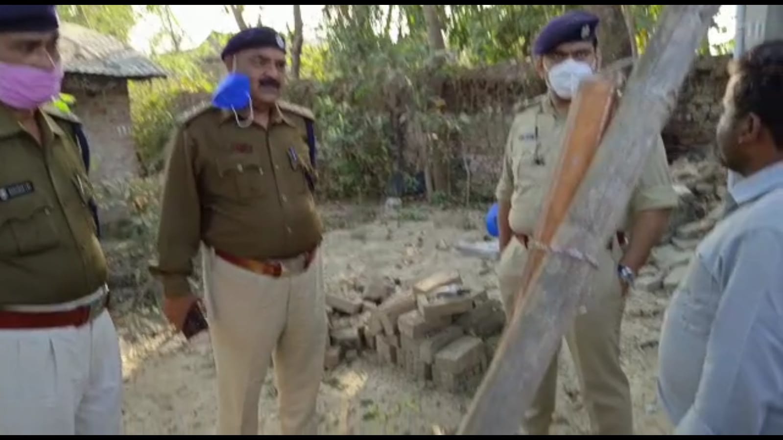 दुष्कर्म पीड़िता के परिजनों से एसपी ने किया मुलाकात,कहा आरोपी की जल्द होगी गिरफ्तारी 2 IMG 20220307 WA0005