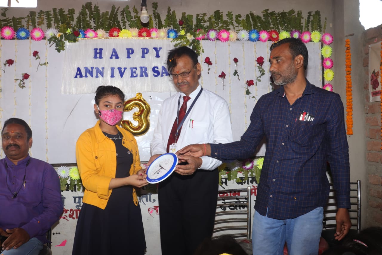 शिक्षण संस्थान के द्वारा तृतीय वर्षगांठ पर बच्चों के बीच हुई भव्य आयोजन 4 IMG 20220308 WA0014