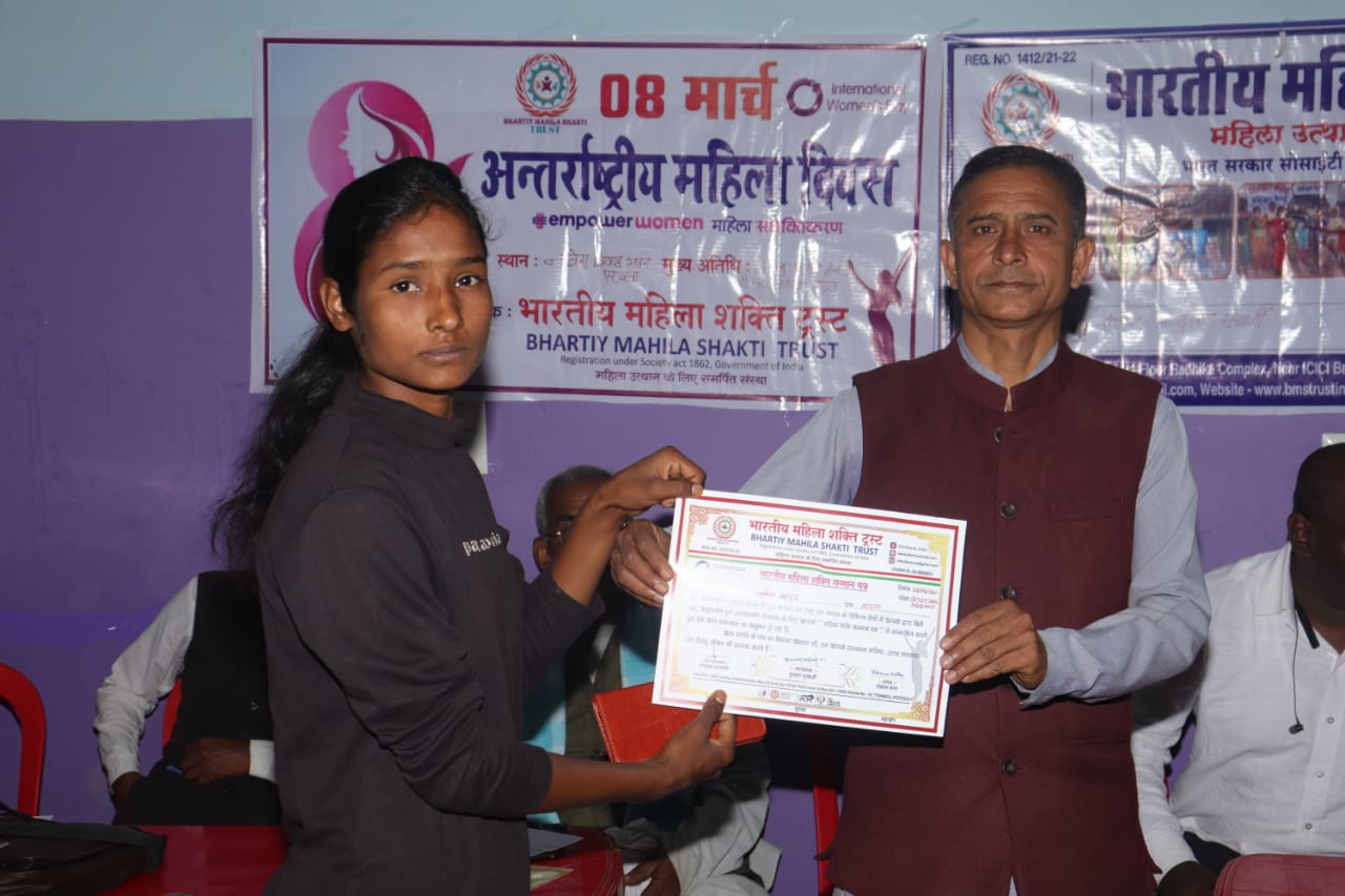 अन्तर्राष्ट्रीय महिला दिवस पर महिलाओं को प्रशस्ति पत्र देकर किया सम्मानित 3 IMG 20220309 WA0003