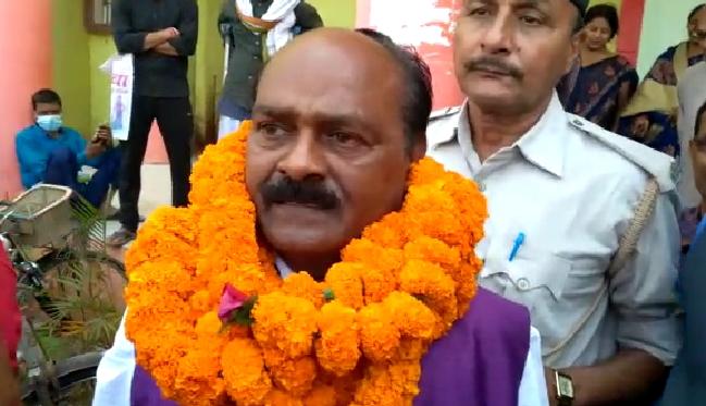 POLICE के निगरानी में, प्रखंड निर्वाचन पदाधिकारी के समक्ष सरपंच उम्मीदवार को शपथ ग्रहण। 2 POLICE के निगरानी