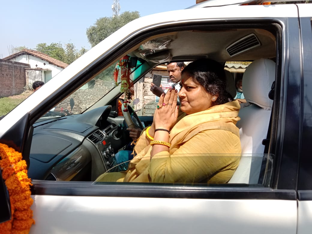 मन्नतें पूर्ण होने पर दंड देकर पुजन कर आशीर्वाद प्राप्त लेने पहुंची स्वर्ण दुर्गा मंदिर 3 IMG 20220311 WA0020