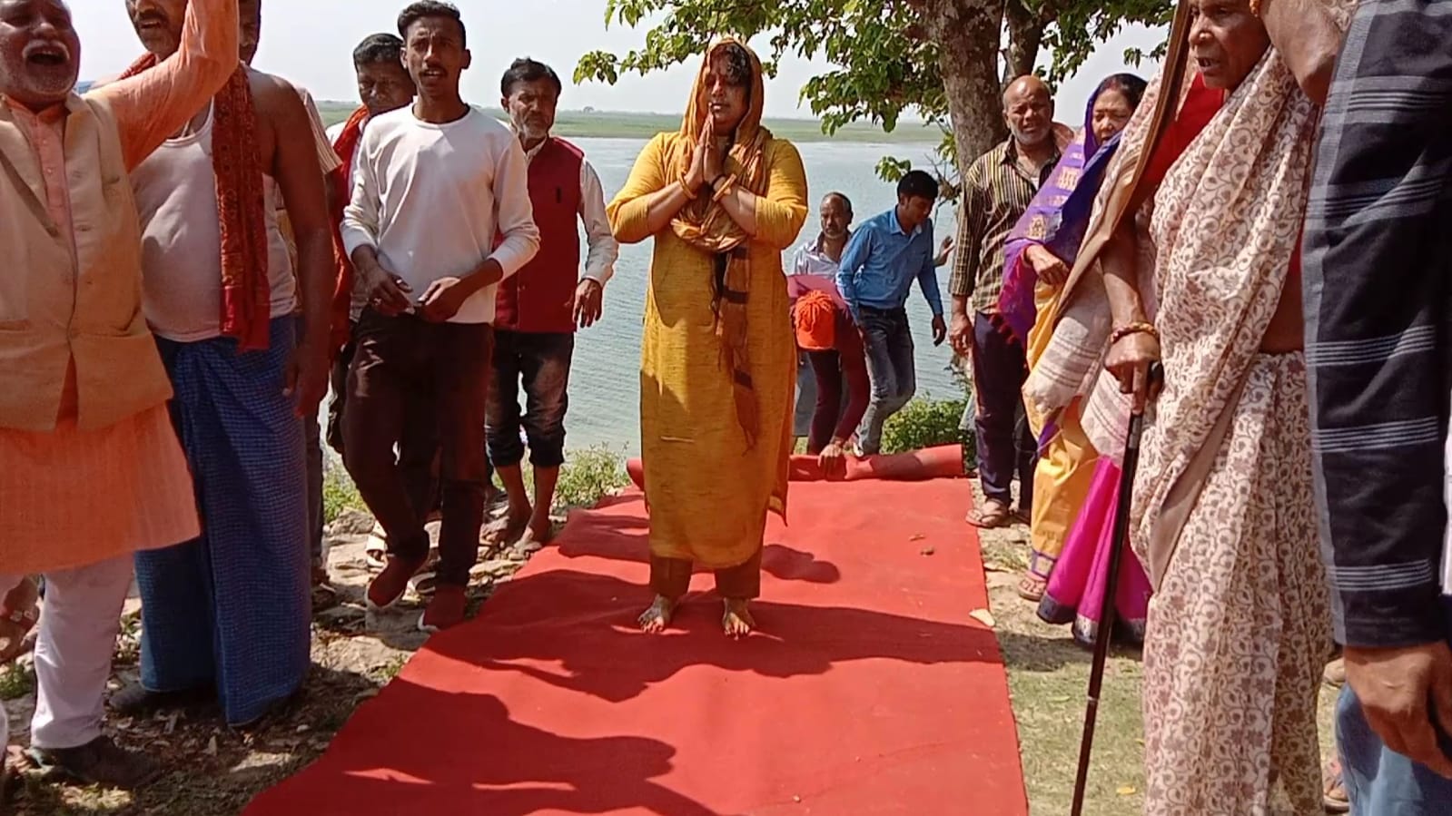 मन्नतें पूर्ण होने पर दंड देकर पुजन कर आशीर्वाद प्राप्त लेने पहुंची स्वर्ण दुर्गा मंदिर 7 IMG 20220311 WA0022