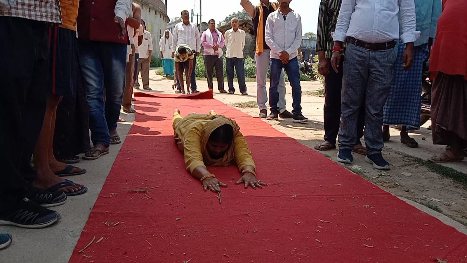 मन्नतें पूर्ण होने पर दंड देकर पुजन कर आशीर्वाद प्राप्त लेने पहुंची स्वर्ण दुर्गा मंदिर 6 IMG 20220311 WA0023