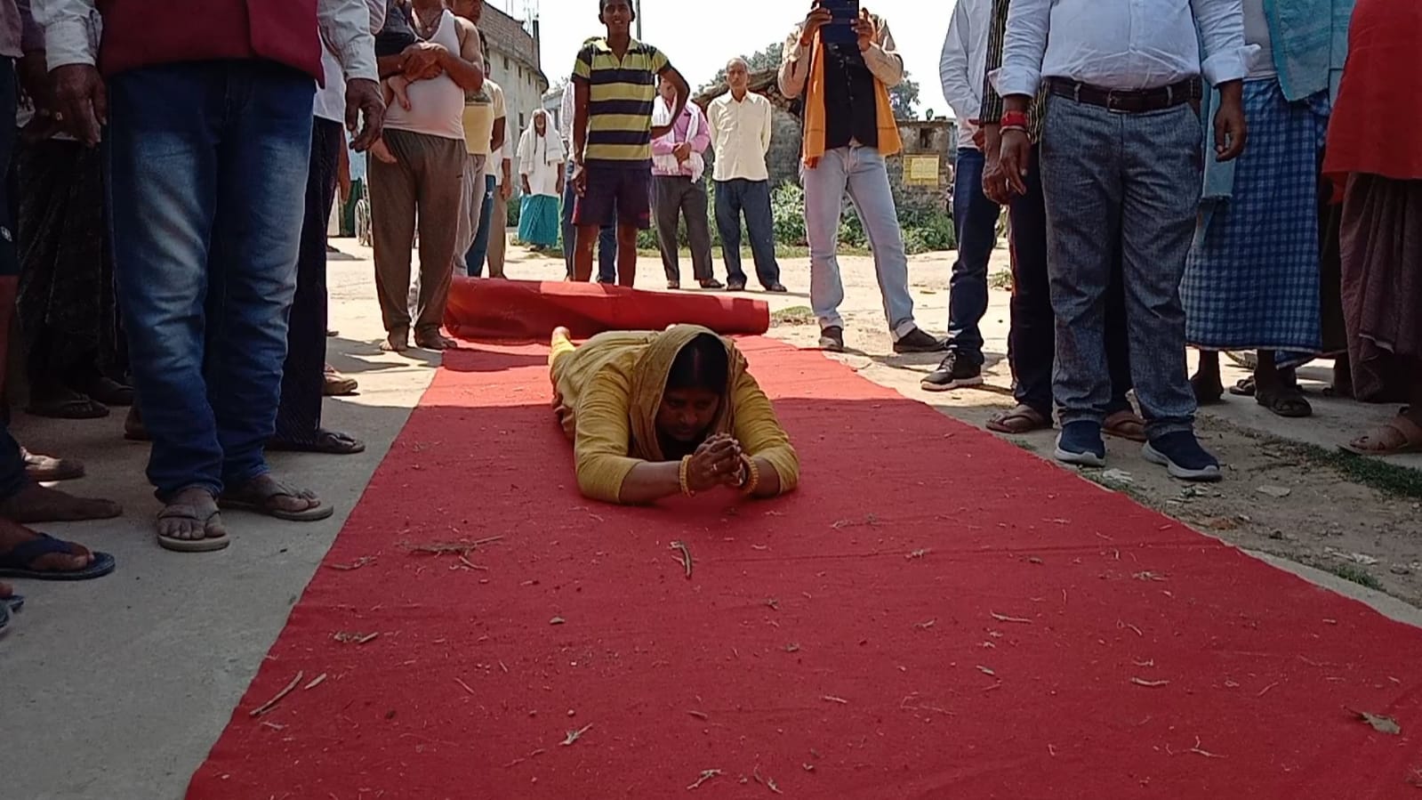 मन्नतें पूर्ण होने पर दंड देकर पुजन कर आशीर्वाद प्राप्त लेने पहुंची स्वर्ण दुर्गा मंदिर 8 IMG 20220311 WA0024