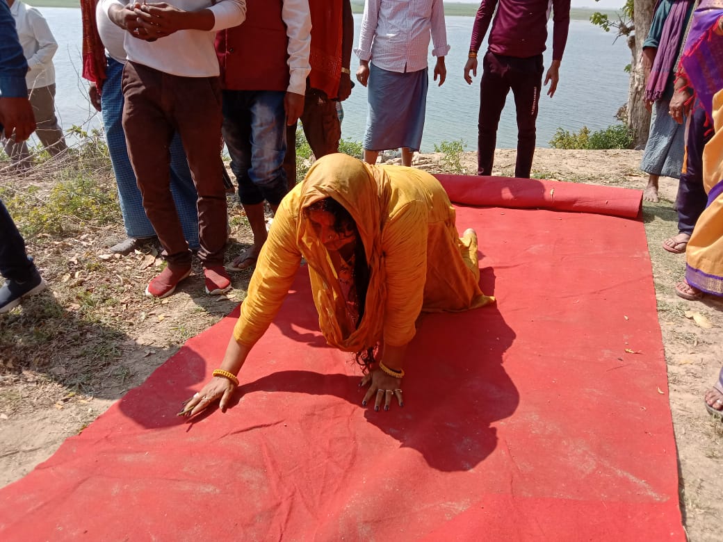 मन्नतें पूर्ण होने पर दंड देकर पुजन कर आशीर्वाद प्राप्त लेने पहुंची स्वर्ण दुर्गा मंदिर 4 IMG 20220311 WA0025