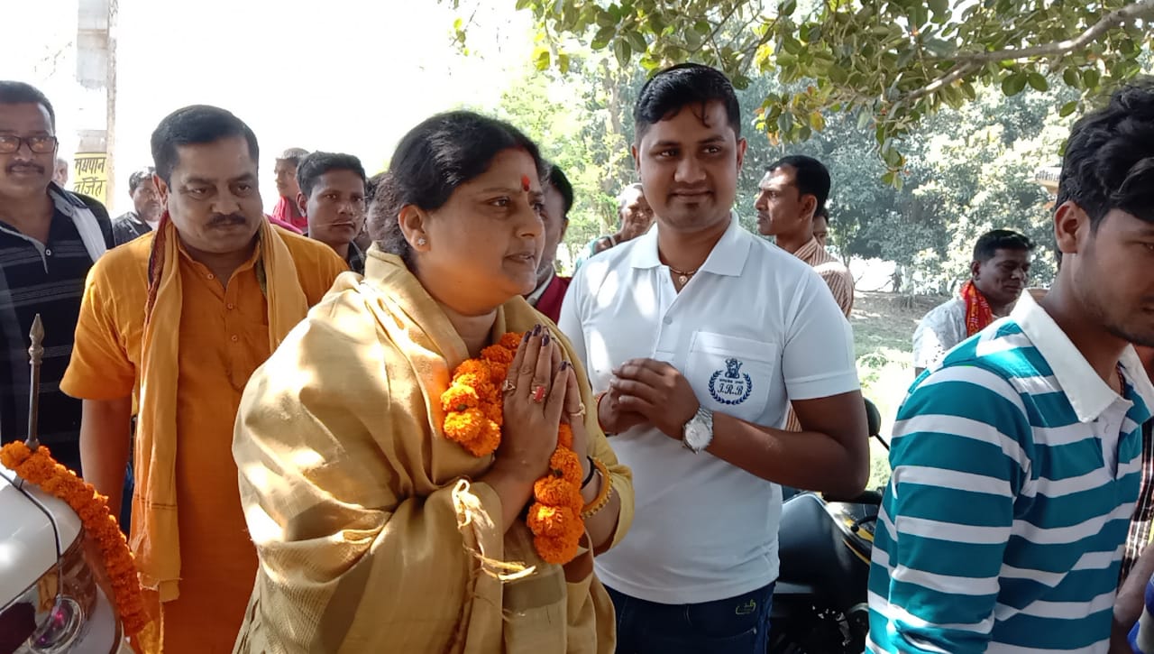 मन्नतें पूर्ण होने पर दंड देकर पुजन कर आशीर्वाद प्राप्त लेने पहुंची स्वर्ण दुर्गा मंदिर 9 IMG 20220311 WA0027 1