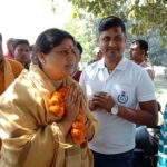 मन्नतें पूर्ण होने पर दंड देकर पुजन कर आशीर्वाद प्राप्त लेने पहुंची स्वर्ण दुर्गा मंदिर