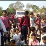 स्कुली रास्ते पर अतिक्रमण हटाने को लेकर छात्र छात्राओं और शिक्षकों ने किया विरोध प्रदर्शन