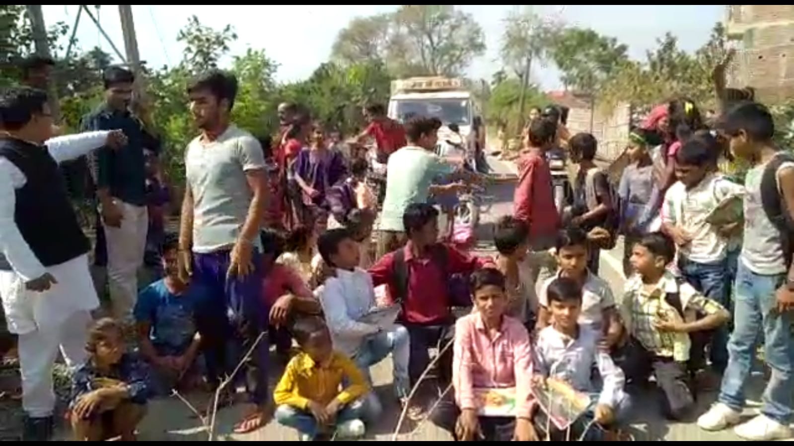 स्कुली रास्ते पर अतिक्रमण हटाने को लेकर छात्र छात्राओं और शिक्षकों ने किया विरोध प्रदर्शन 4 IMG 20220311 WA0040