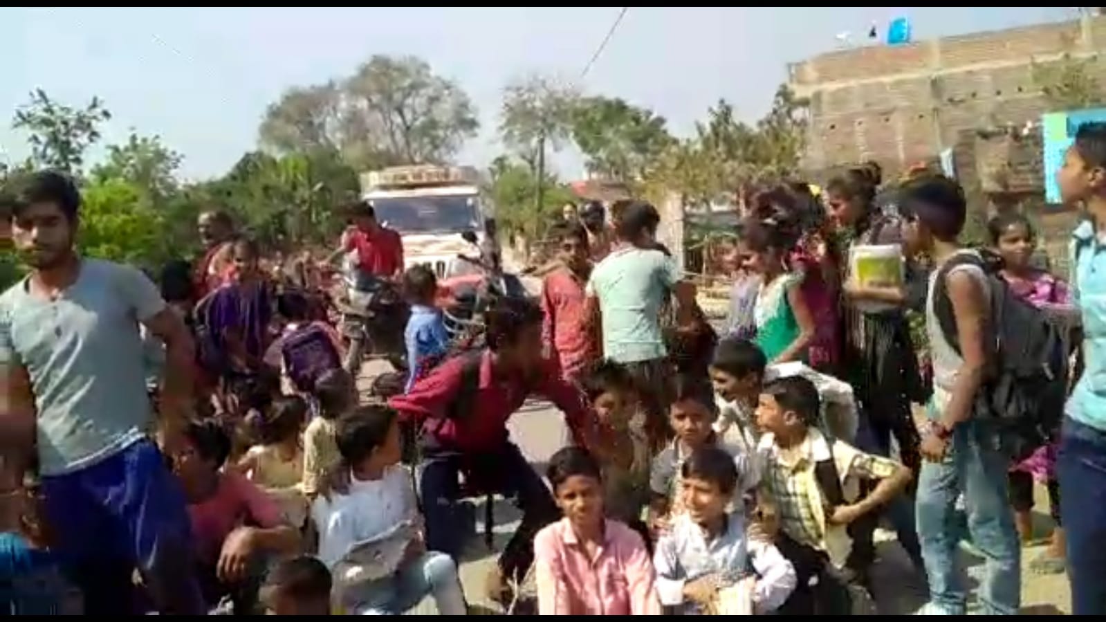 स्कुली रास्ते पर अतिक्रमण हटाने को लेकर छात्र छात्राओं और शिक्षकों ने किया विरोध प्रदर्शन 5 IMG 20220311 WA0041