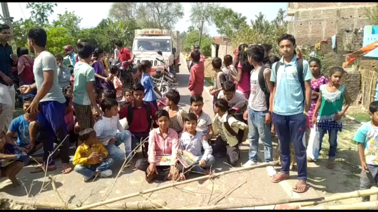 स्कुली रास्ते पर अतिक्रमण हटाने को लेकर छात्र छात्राओं और शिक्षकों ने किया विरोध प्रदर्शन 3 IMG 20220311 WA0042
