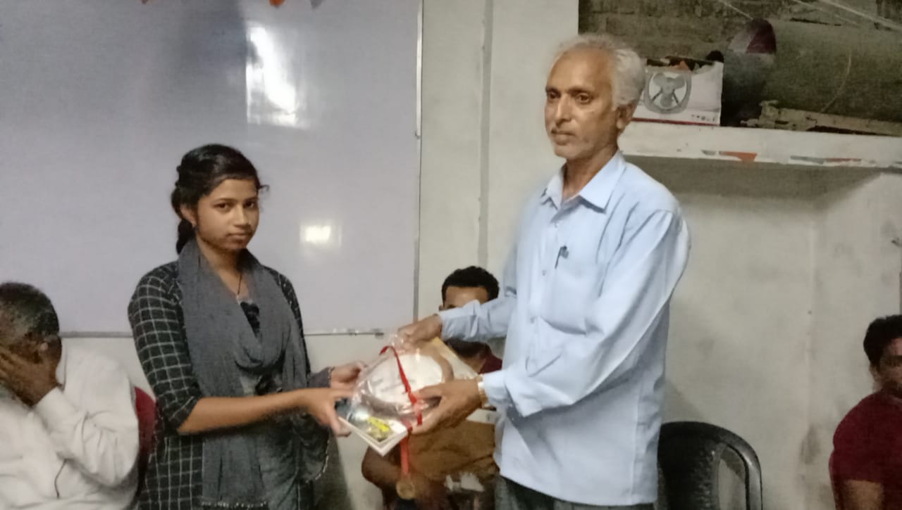 इंटरमीडिएट परीक्षा में उत्तीर्ण छात्र - छात्राओं को किया गया सम्मानित 16 IMG 20220321 WA0011