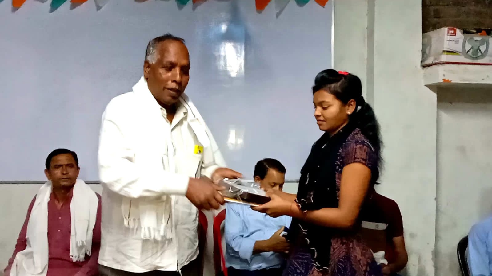 इंटरमीडिएट परीक्षा में उत्तीर्ण छात्र - छात्राओं को किया गया सम्मानित 3 IMG 20220321 WA0018