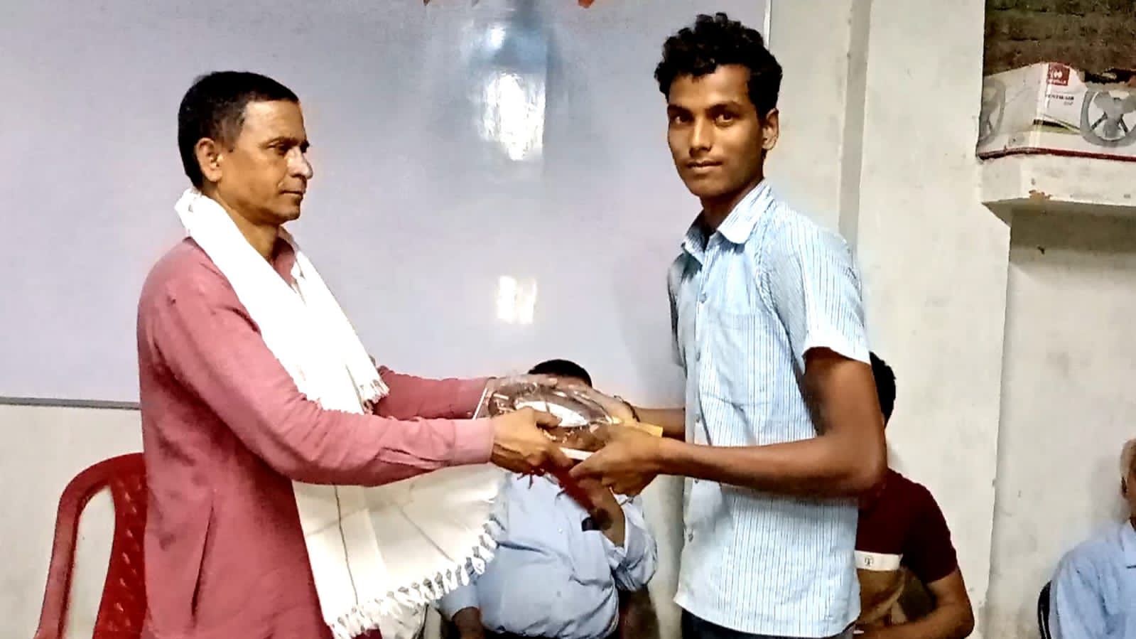 इंटरमीडिएट परीक्षा में उत्तीर्ण छात्र - छात्राओं को किया गया सम्मानित 5 IMG 20220321 WA0020