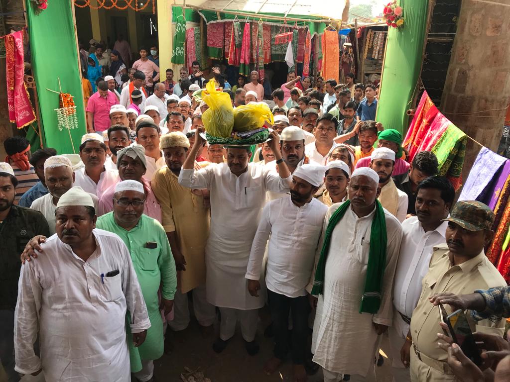 युवा राजद के राष्ट्रीय अध्यक्ष सह पूर्व सांसद सांसद बुलो मंडल पहुचे दाता मांगन शाह के दरवार में… की चादरपोशी ।। Inquilabindia IMG 20220322 WA0044