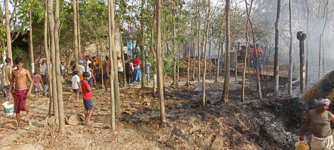 भीषण अग्निकांड में गरीब किसानों के लाखों की सम्पत्ति जलकर राख 8 IMG 20220326 WA0026 1