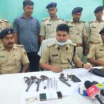 शराब सेवन कर रहे कई हथियारबंद अपराधकर्मी हुए फरार, एक अपराधी देशी कट्टा के साथ धराया ।। Inquilabindia