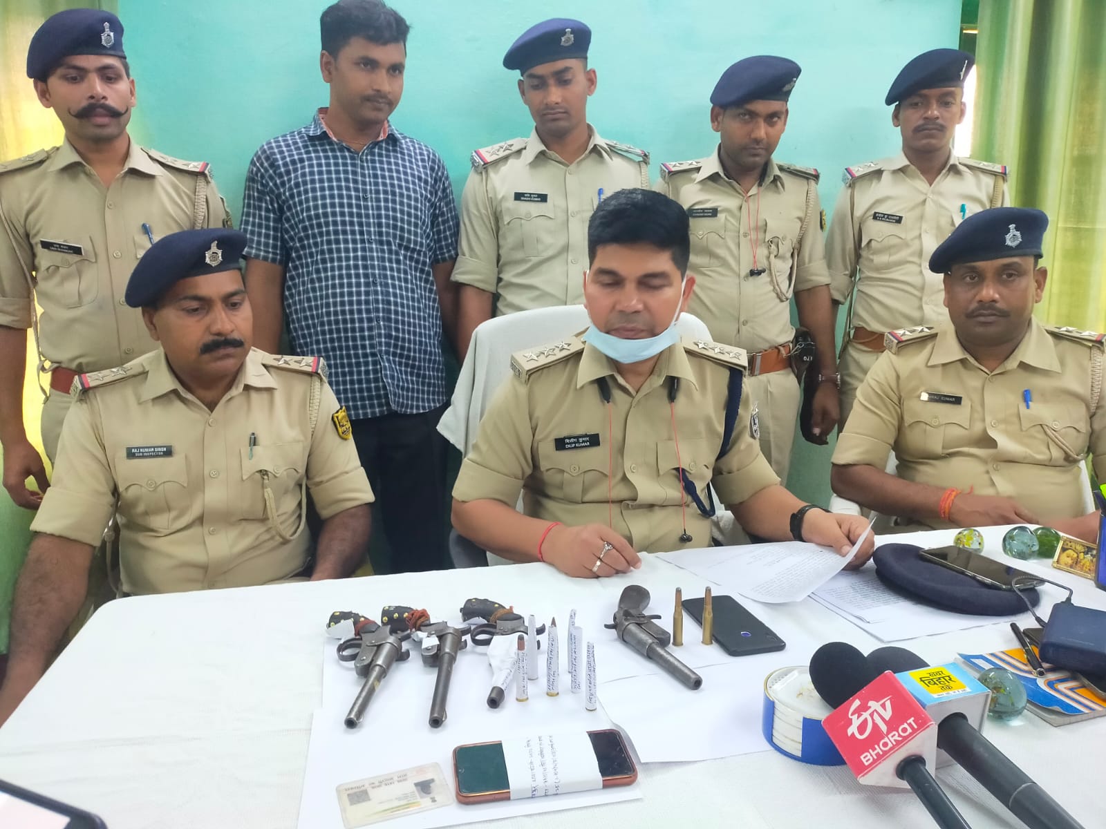 शराब सेवन कर रहे कई हथियारबंद अपराधकर्मी हुए फरार, एक अपराधी देशी कट्टा के साथ धराया ।। Inquilabindia IMG 20220330 WA0006 1