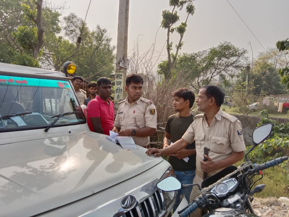 यातायात नियमों का उल्लंघन करने वाले चालकों से पुलिस ने काटी चलान 4 IMG 20220330 WA0012