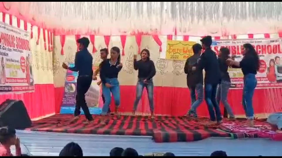 अपने विद्यालय में हुए विदाई समारोह पर भावुक हो फूट-फूटकर रोए छात्र- छात्रा 5 IMG 20220331 WA0012 1
