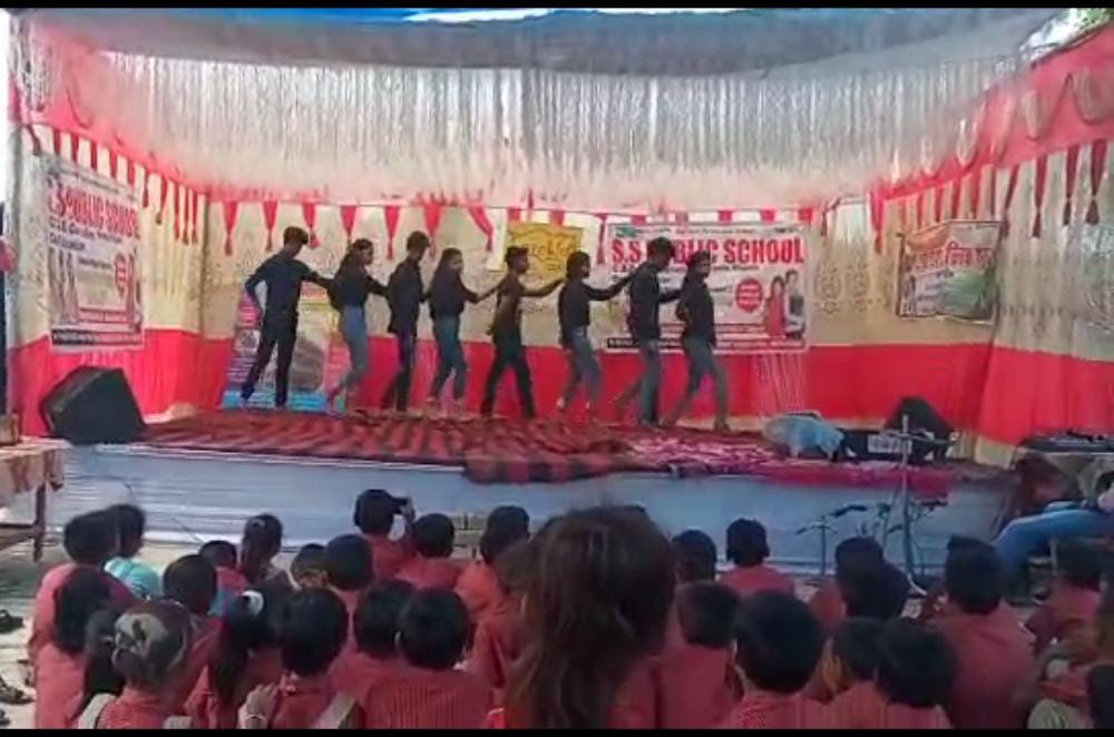 अपने विद्यालय में हुए विदाई समारोह पर भावुक हो फूट-फूटकर रोए छात्र- छात्रा 7 IMG 20220331 WA0013 1