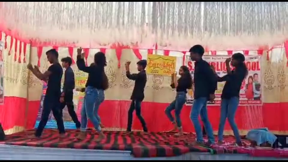 अपने विद्यालय में हुए विदाई समारोह पर भावुक हो फूट-फूटकर रोए छात्र- छात्रा 2 IMG 20220331 WA0014 1